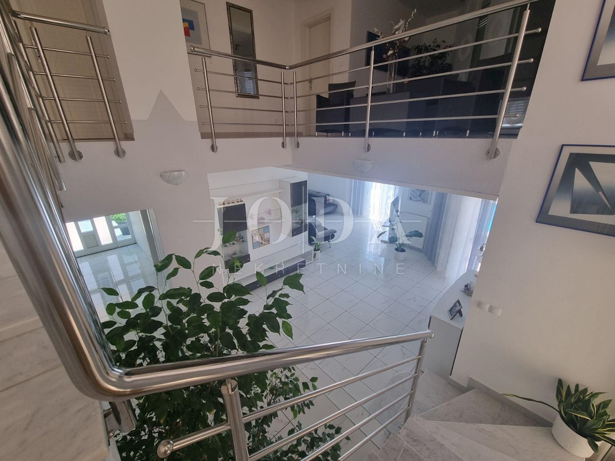 Dom Na predaj - PRIMORSKO-GORANSKA  CRIKVENICA 