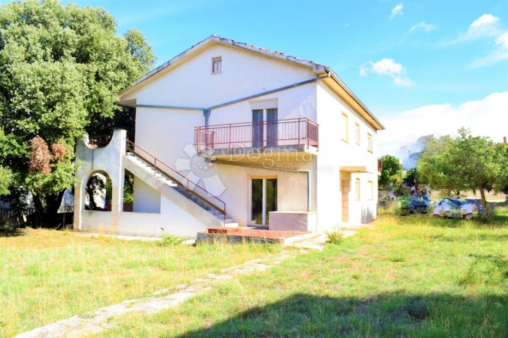 Kuća na prodaju 360 m² – Pomer