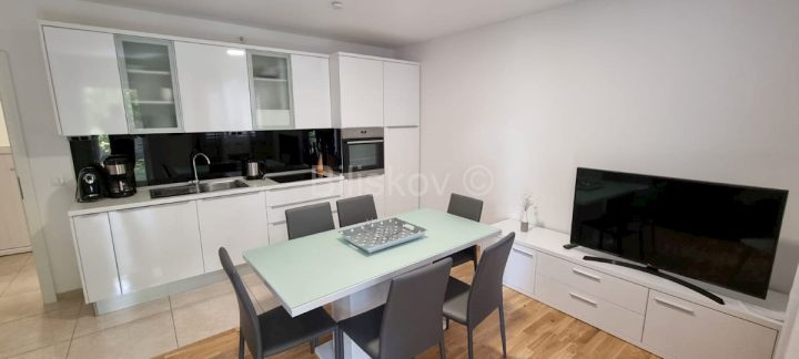 Flat for rent 95 m² – Podstrana