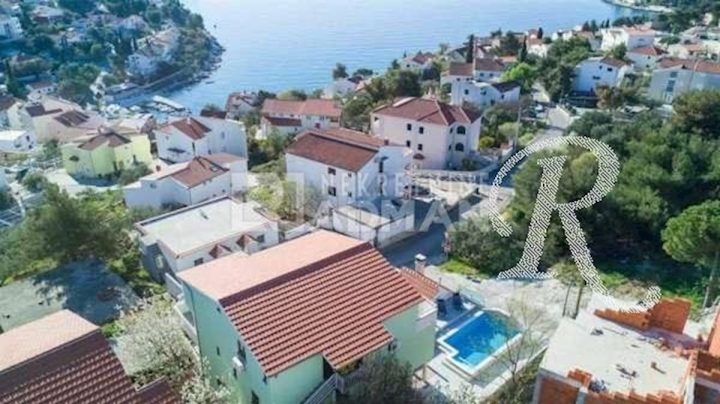 Hiša na predaj 460 m² – Okrug Gornji