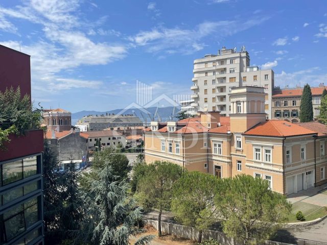 Business premises for sale 370 m² – Rijeka