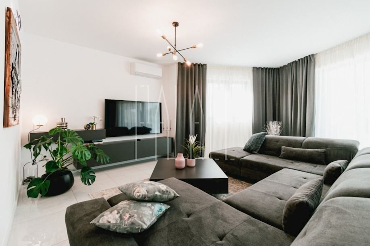 Casa In vendita - ŠIBENSKO-KNINSKA  ŠIBENIK 