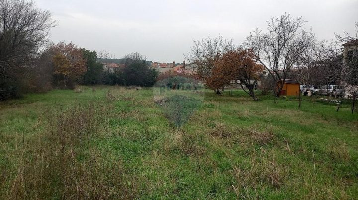 Land for sale 1360 m² – Pula