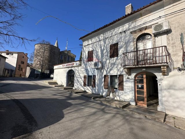 Commerciale in vendita 385 m² – Žminj