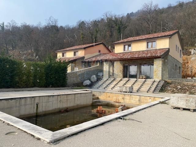 Haus zu verkaufen 350 m² – Poljane