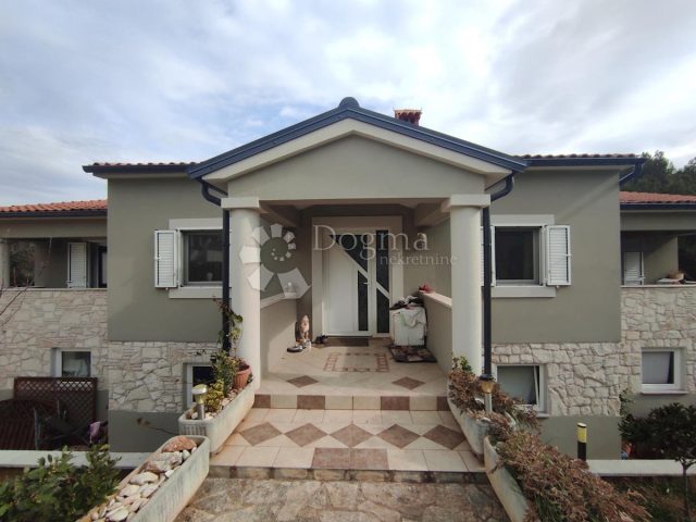 Kuća na prodaju 395 m² – Ližnjan