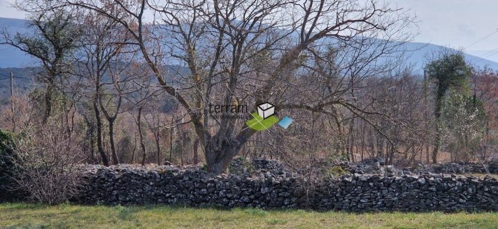 Parcela na predaj 900 m² – Rakalj