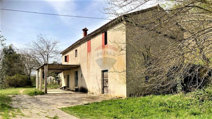 Kuća na prodaju 250 m² – Pićan