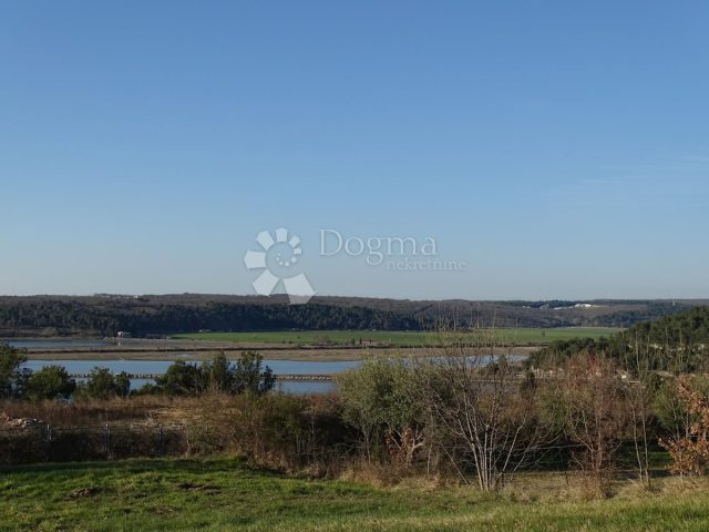 Zemljište na prodaju 11770 m² – Tar