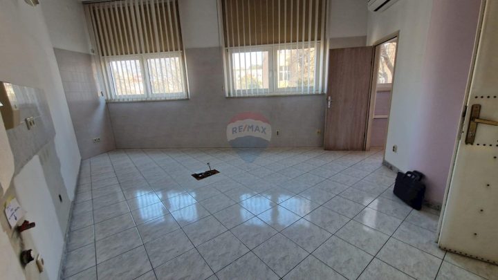 Locaux commerciaux à louer 36 m² – Pula