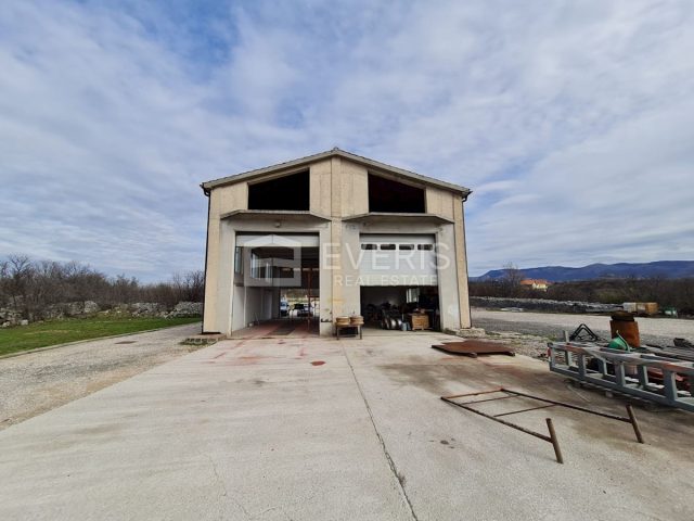 Commerciale in vendita 360 m² – Škrljevo