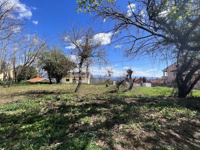 Pozemek na prodej 684 m² – Oprič
