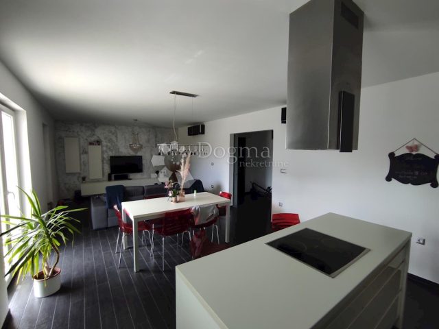 Flat for sale 127 m² – Pula