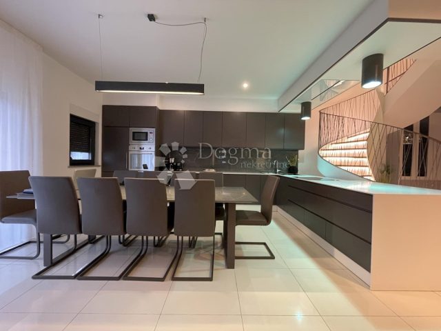 Kuća na prodaju 194 m² – Novigrad