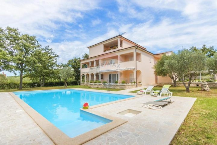 Business premises for sale 1000 m² – Pavićini