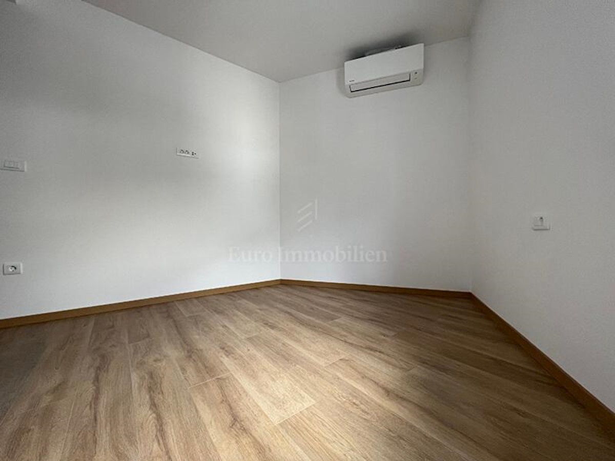 Flat For sale - SPLITSKO-DALMATINSKA BAŠKA VODA