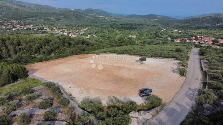 Terreno in vendita 12931 m² – Gustirna