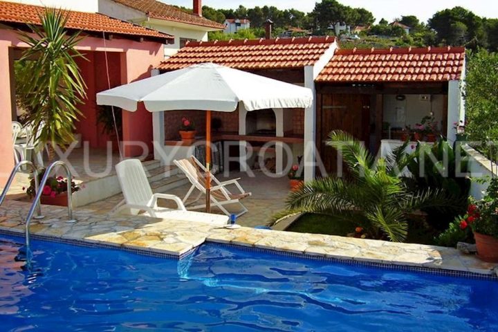 Kuća na prodaju 330 m² – Stomorska