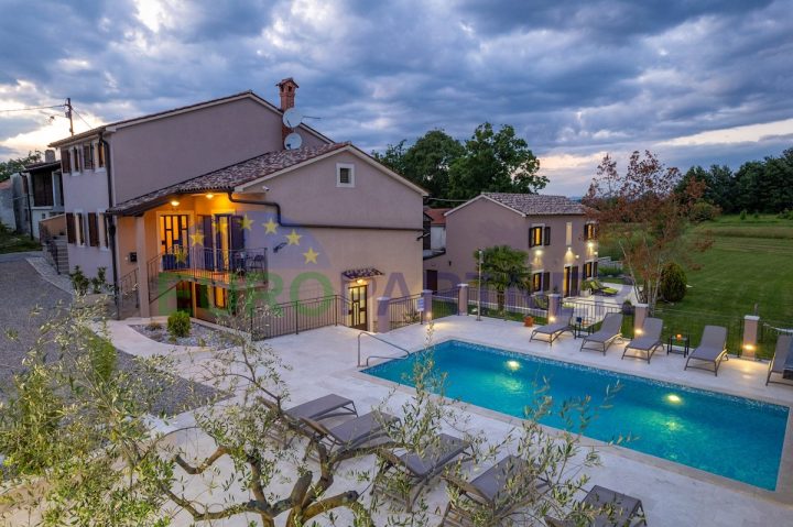 Kuća na prodaju 420 m² – Pićan