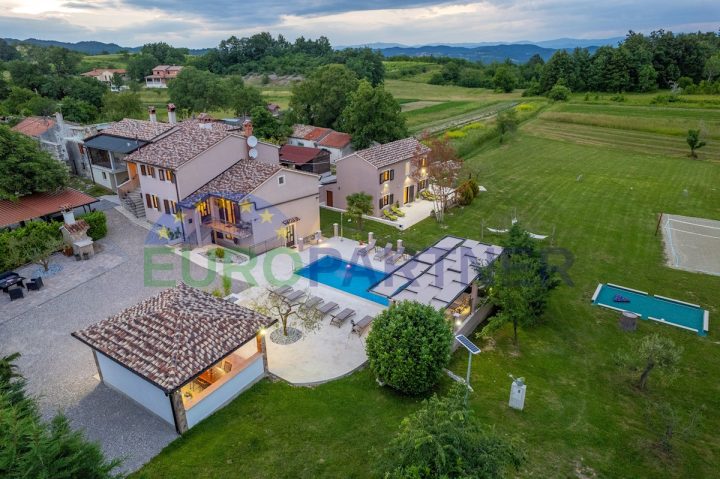 Kuća Na prodaju - Istarska Pićan - foto 2/147