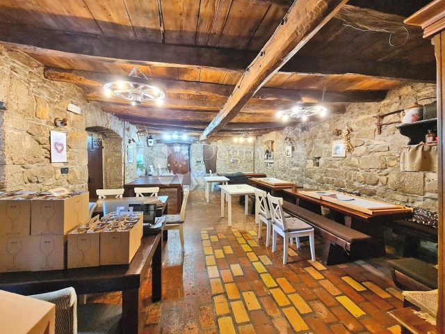 Kuća na prodaju 400 m² – Hum