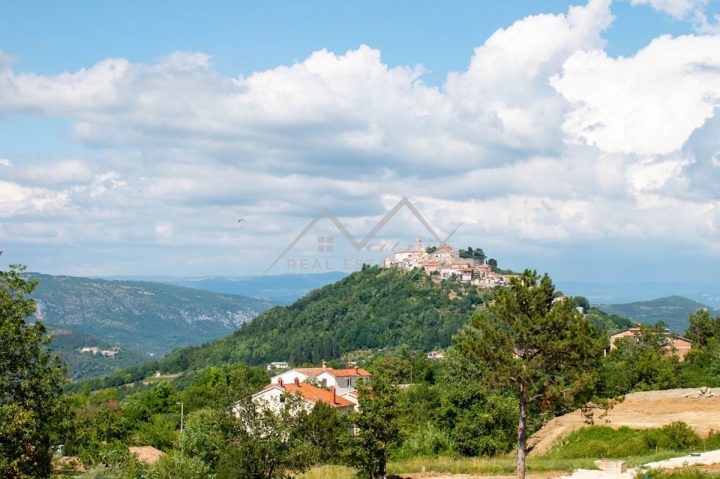 Land for sale 5881 m² – Motovun