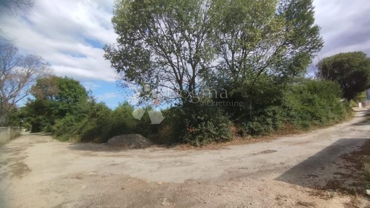Parcela na predaj 1367 m² – Pula