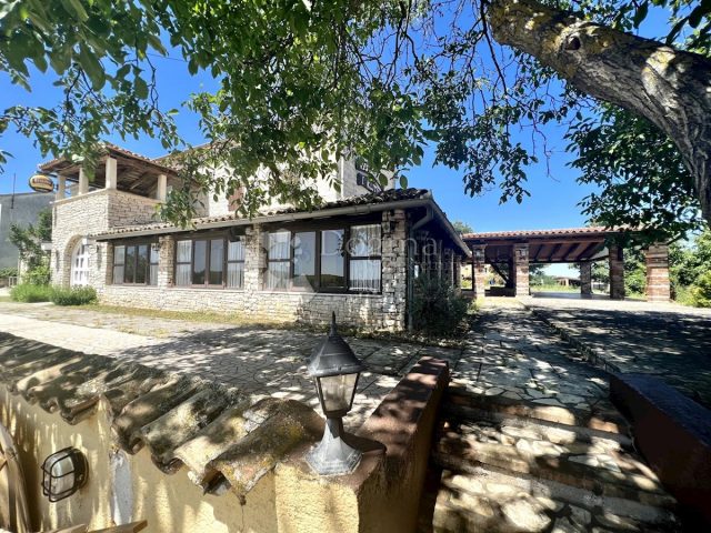 Business premises for sale 1318 m² – Flengi