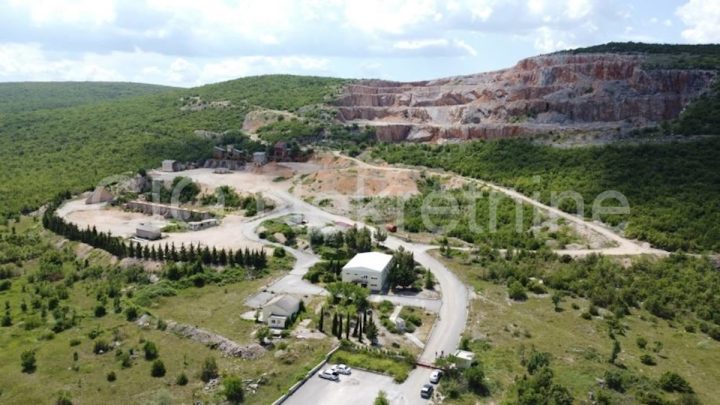 Pozemok na predaj 278440 m² – Kraj