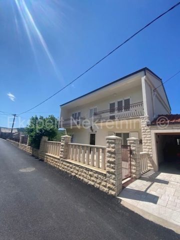 Kuća na prodaju 374 m² – Srinjine