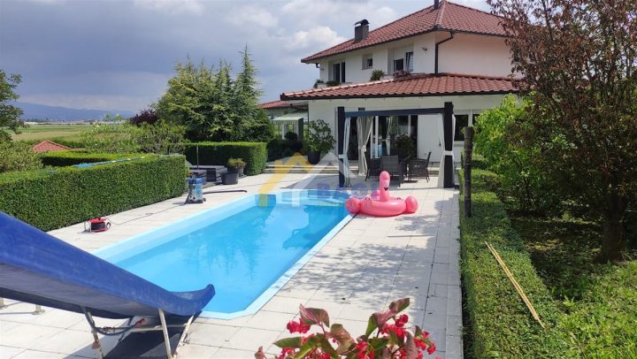 Dom na sprzedaż 580 m² – Donji Stupnik