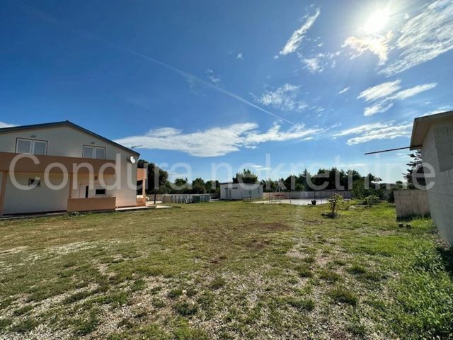 Hiša na predaj 250 m² – Vir