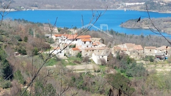 Dom na predaj 900 m² – Kršikla
