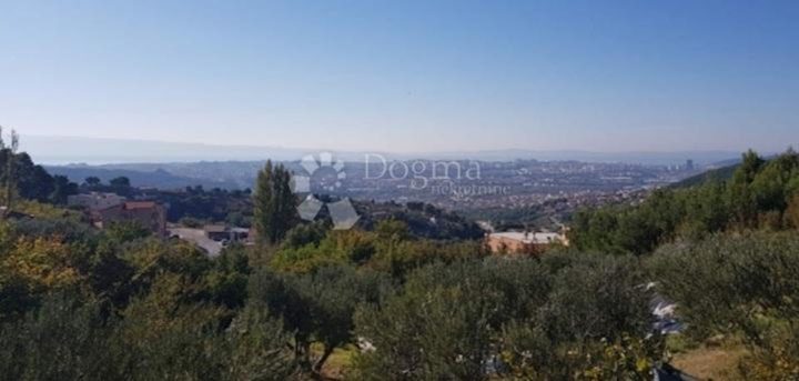 Pozemok na predaj 1715 m² – Solin
