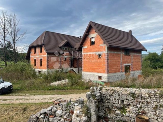Kuća na prodaju 500 m² – Jezerce
