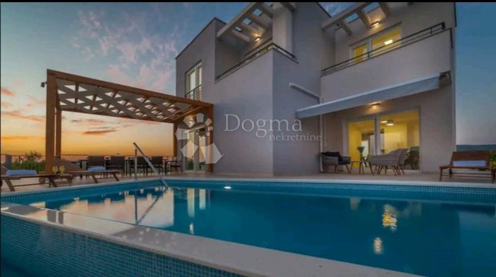 House for sale 225 m² – Brodarica