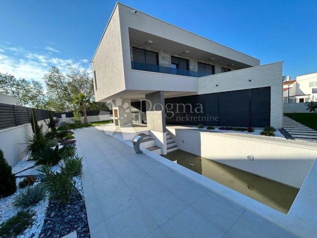 Kuća na prodaju 270 m² – Zaton